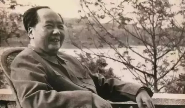 毛主席的霸气果然名不虚传，开国大典前夕，周总理问毛主席：“礼炮应当鸣几响呢？”毛
