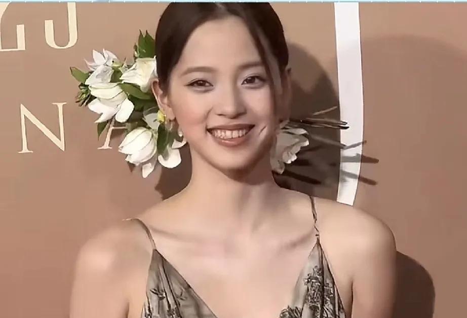 在时尚中国之夜
我突然发现
欧阳娜娜为了尽显这民族文化也是豁出去了！
欧阳娜娜明