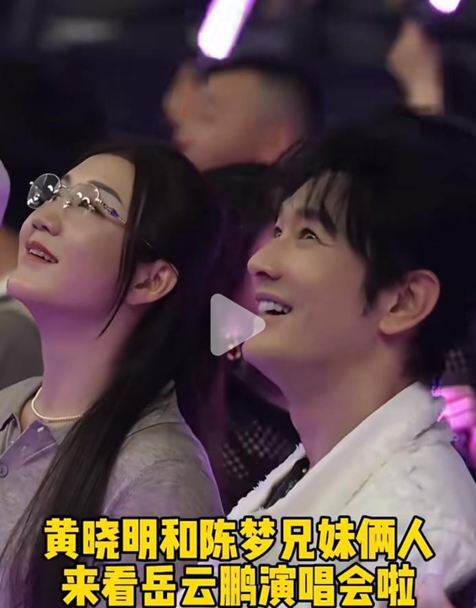 奥运冠军也抢不到内场票？
陈梦直接坐第一排嗨到模糊！
球拍换成荧光棒，杀气秒变憨