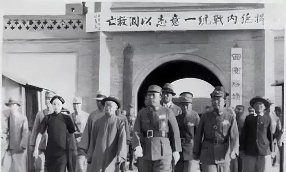 翻遍全球历史，在国难当头的情况下扣押国家首脑，还能出国避难的不多，至于出了国还想
