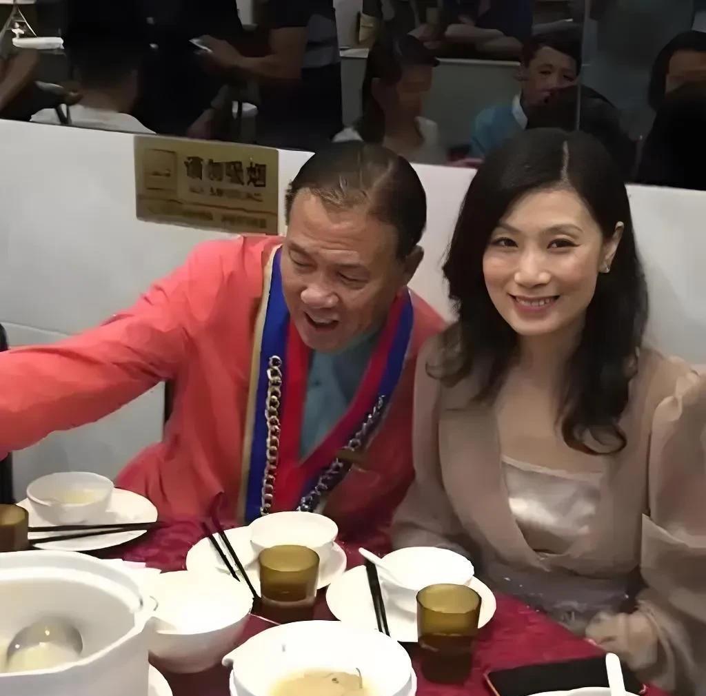 原来大哥万梓良的老婆这么漂亮！
第一次知道她是万梓良的老婆，一个甜甜的湘妹子，空