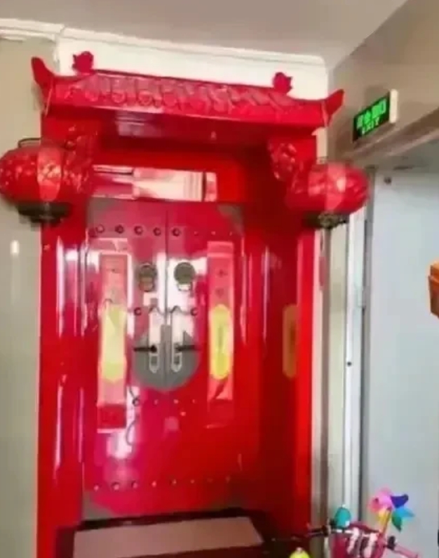 河北，一名女子出差两个月回到家，还以为自己走错了楼层，于是到楼梯口看了看楼层指示