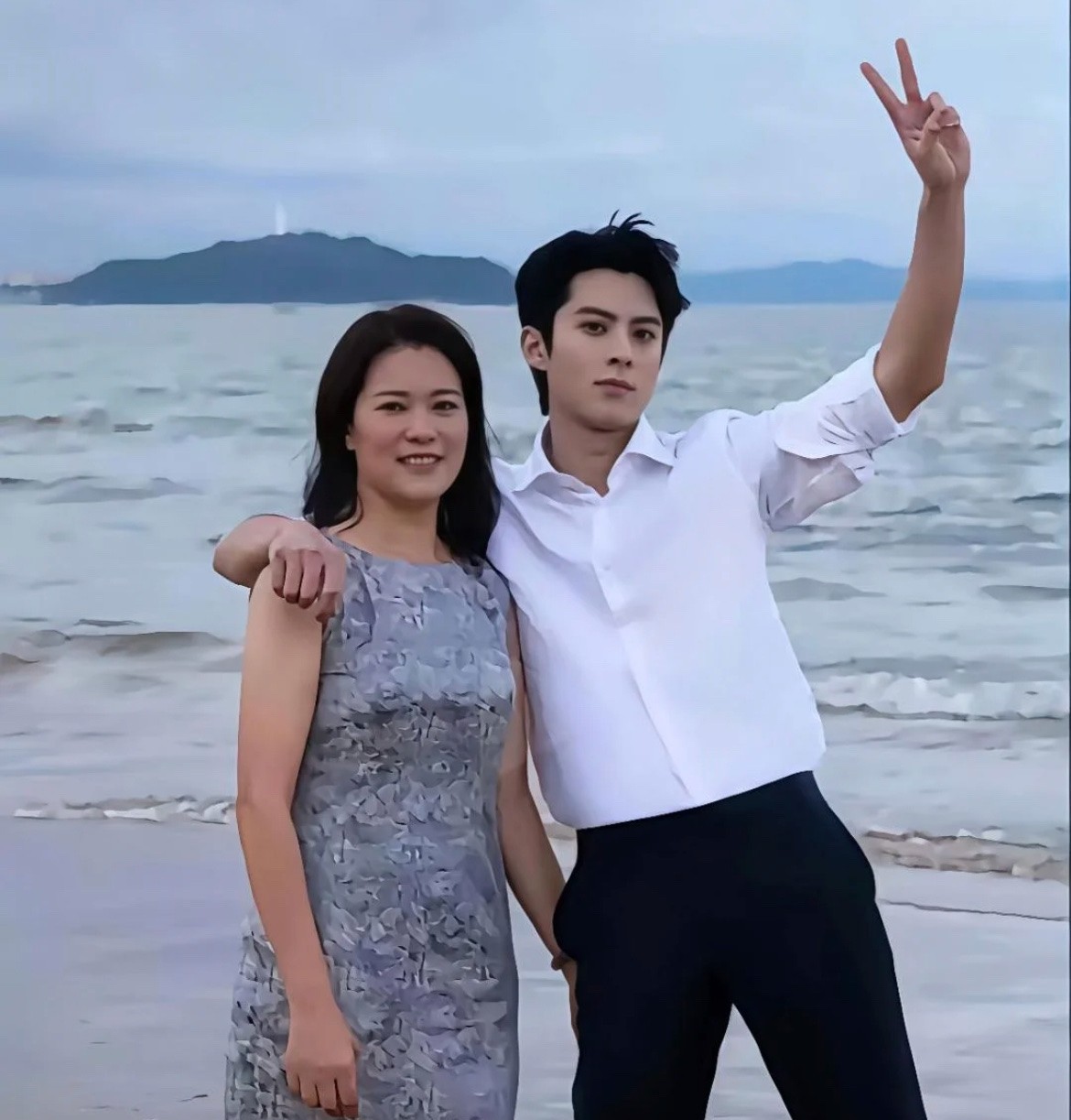 王鹤棣和妈妈在海边漫步，怎么一点都不像父母的？
他好像不像爸爸妈妈，难道是隔代遗