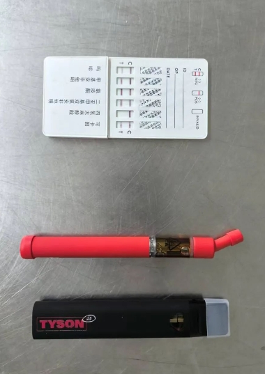 男子鞋垫下藏匿带有大麻烟油的电子烟2支，被广东海关查获
【来源：广州日报】
6月