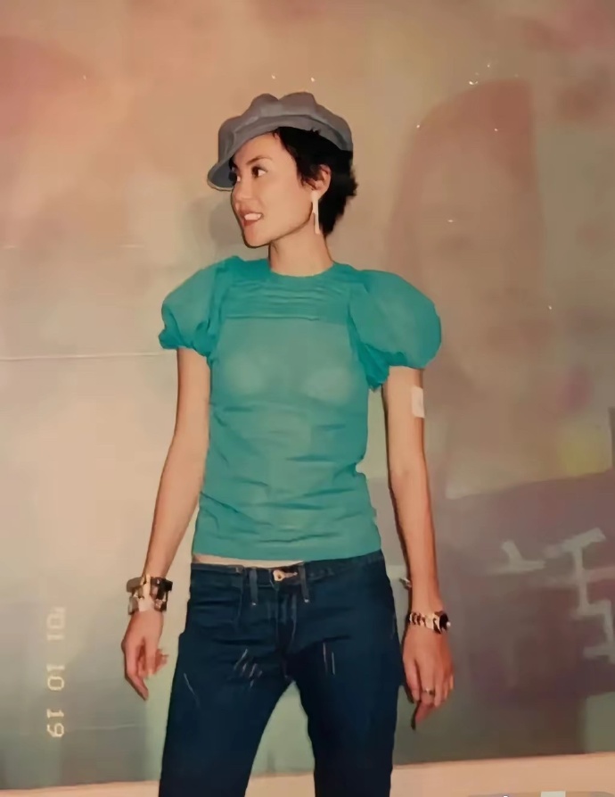 这是2001年，32岁时的王菲
为啥以前不觉得她穿这样土？