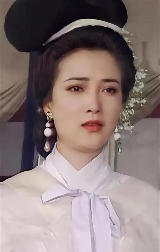 210年，周瑜辞世，孙权前往吊唁，望见周瑜年仅五岁的女儿，不禁感叹：“将来，她要