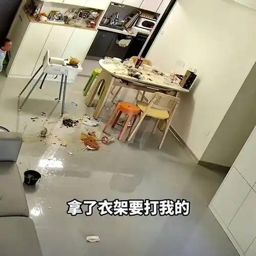 男子因鸡蛋数落妻子事件，一段17分钟家庭监控视频。饭桌上的男人反复询问 “我的鸡