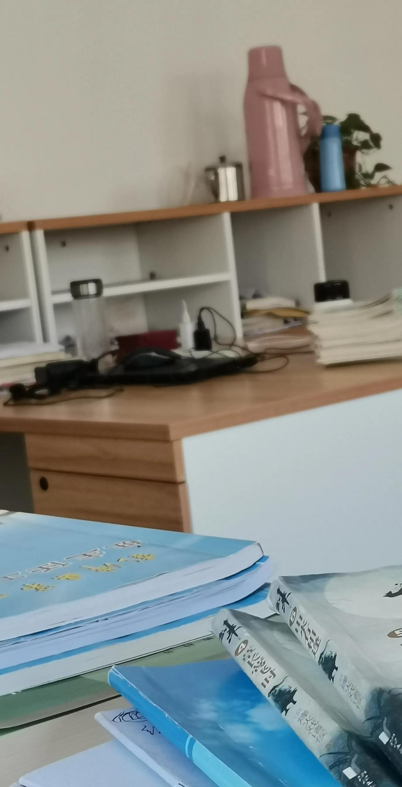昨天儿子去同学家玩回来，到家后把自己反锁在房间，一副闷闷不乐的样子。
吃晚饭时，