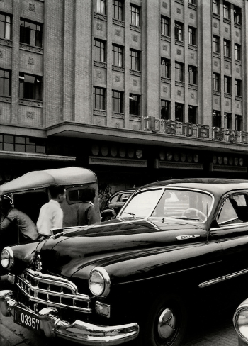1956年，北京王府井百货公司门前的汽车。 