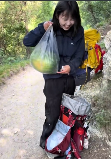太打鸡血了！近日，山西晋城，女生和朋友相约一起去爬山，众人疲惫不堪时，女生竟然从