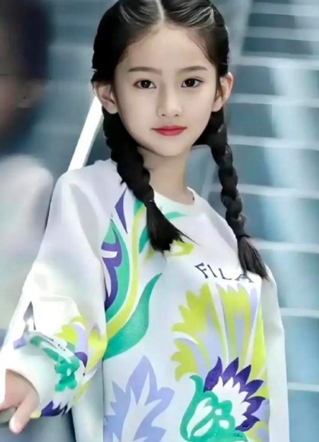 于正新签9岁小演员卢雅熙，长相甜美眼神灵动，神似刘亦菲。