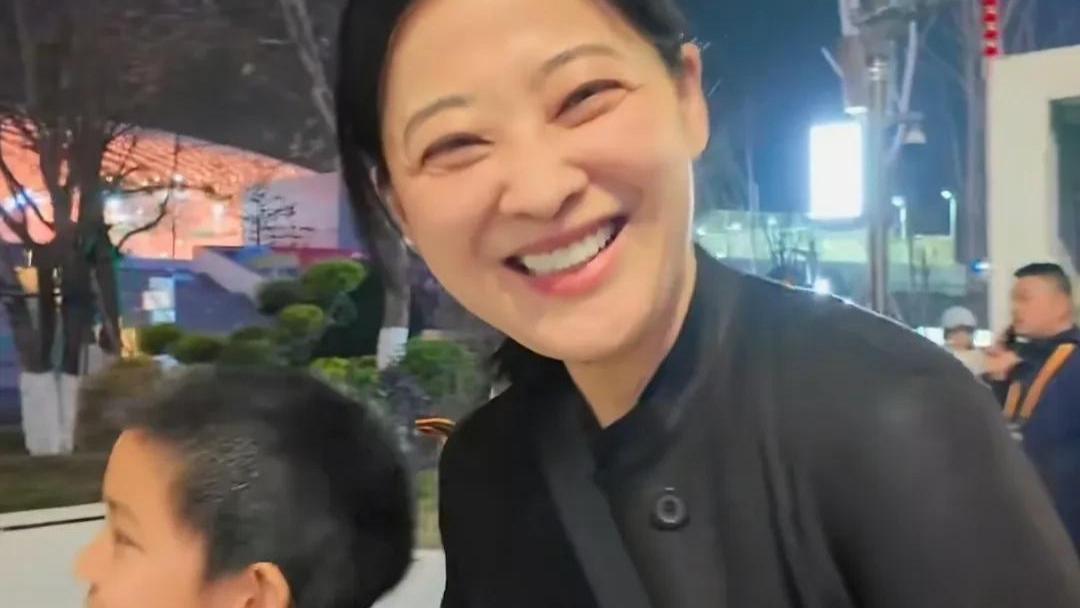 梅婷去杭州看演唱会，49岁发际线秃了，女儿拿到黄老板T恤超幸运