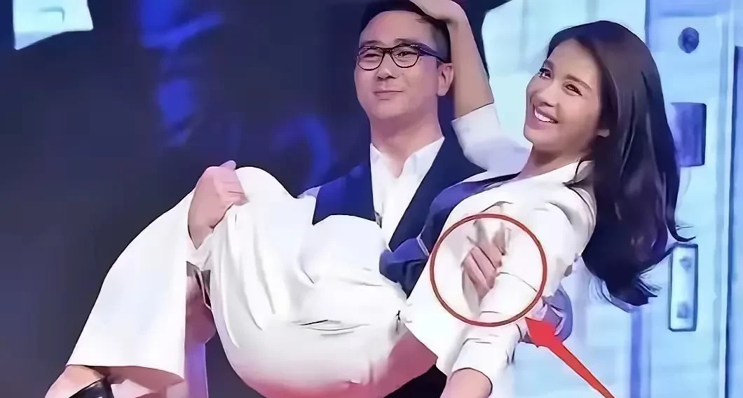 王自健抱刘涛显绅士风度











天哪，你们看到王自健抱刘涛那一幕了