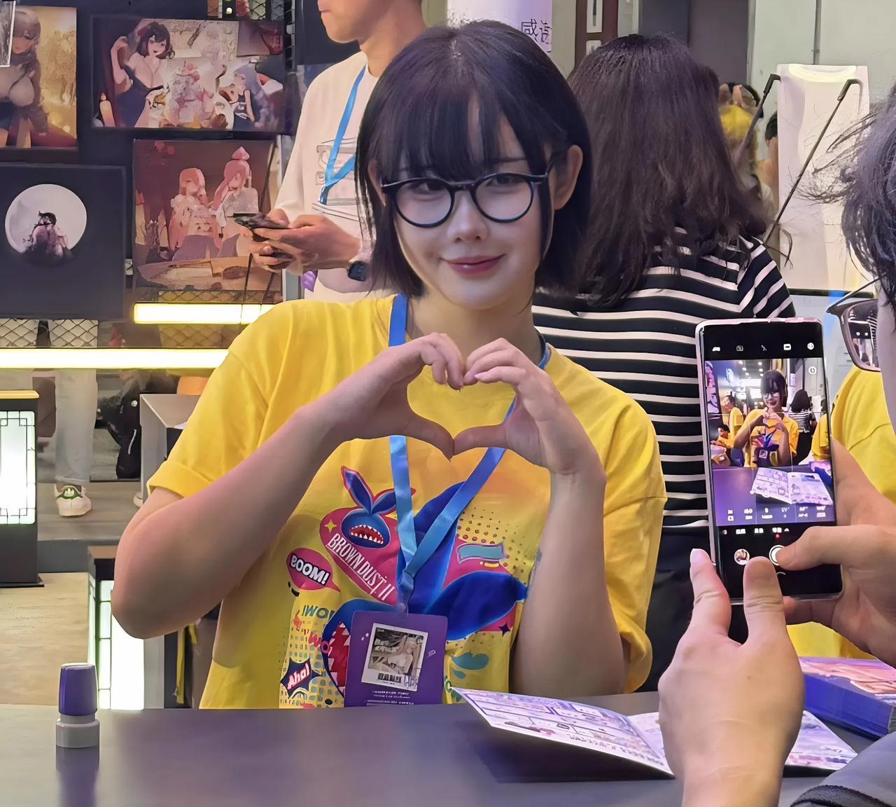 一句话总结韩援coser举报者扭曲心理：提升自己要花功夫实在太难，借助实力赢得竞