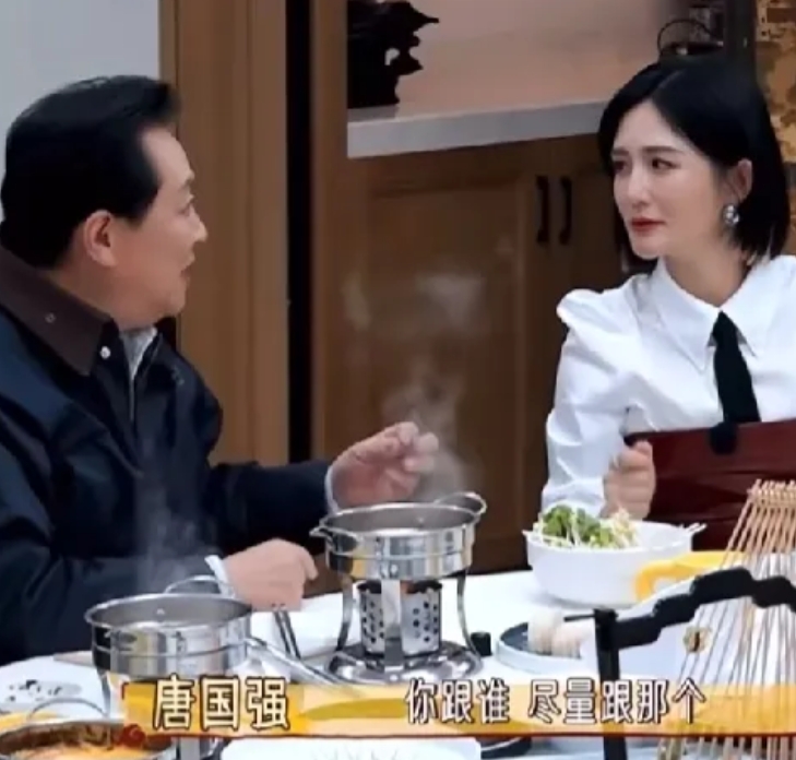 唐国强对谢娜说：“你和佟丽娅长得好像啊，站一起都分不清，不过佟丽娅可能要比你年轻
