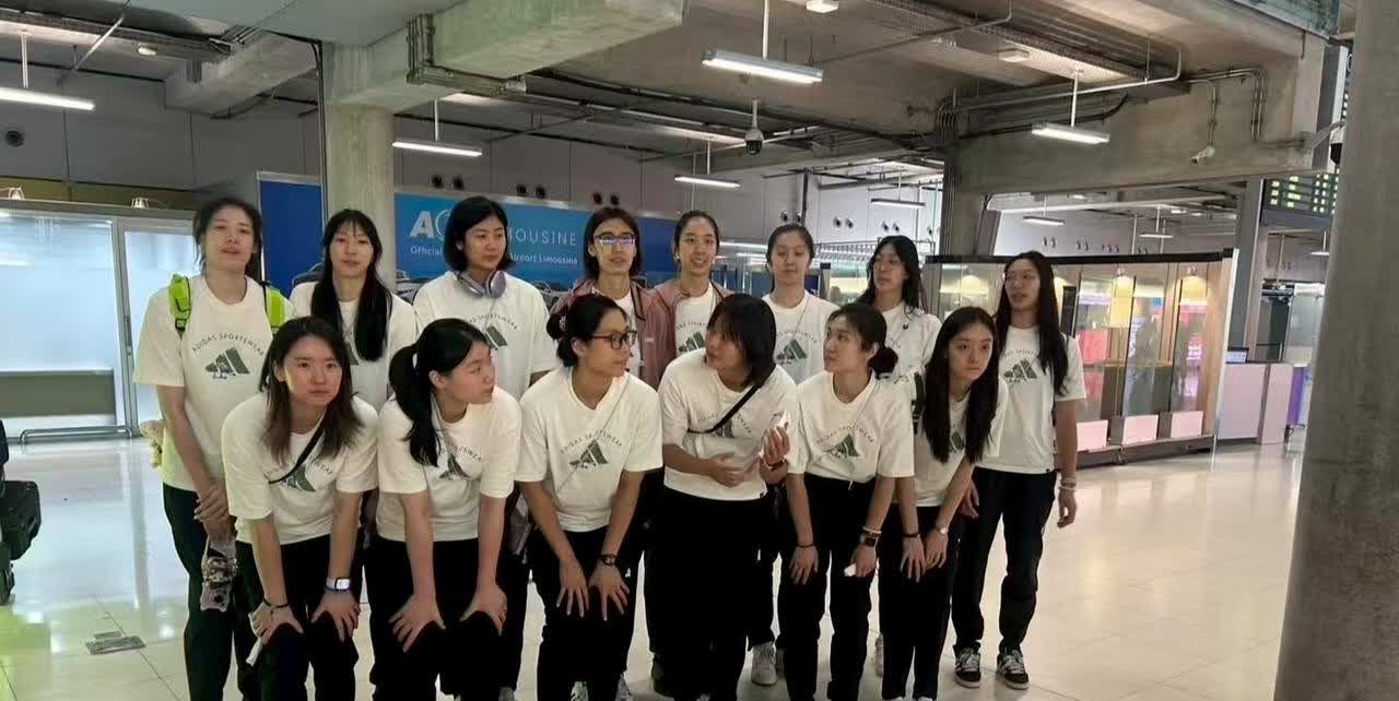中国女排到达泰国，中间男人是泰国女排名宿维拉万老公，说时差并不是问题，所以尽快地