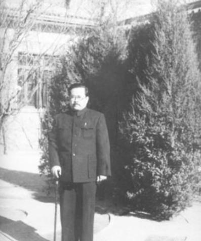 1947年，毛主席与任弼时发生争执，无人敢上前劝阻。站在窑洞外的一名炊事员，慢慢