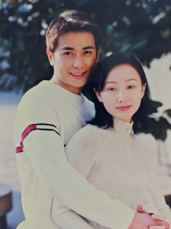 自爆是男演员保剑锋前妻的黄慧颐，拿热搜当法庭，

批判婚前出轨，赢的概率有多大？