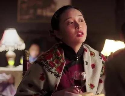 这天晚上，张作霖来到妻子卢寿萱的房间；他抱着卢寿萱撒娇道：“哎呀，今天好想你。”