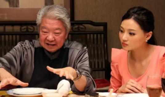 香港“老不正经”才子蔡澜谈“女人”一针见血，他曾说：一个女人能不能交往，看的不是