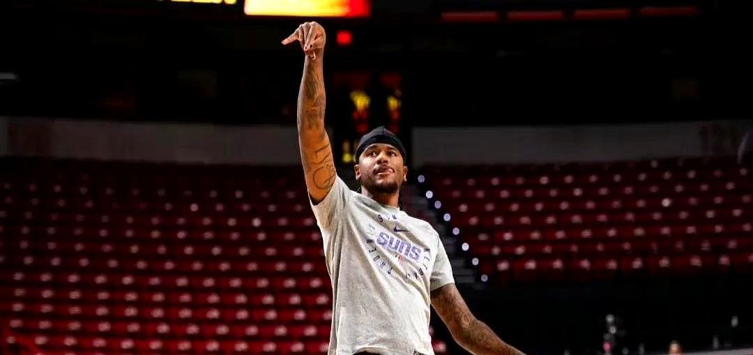 别再管什么新外号了。
他真正的大麻烦，很多球迷都没注意到。
最近球迷给格林起了个