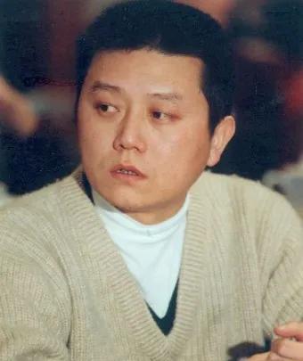 66岁的王朔不敢出北京了，只敢待在自己屋里，又怕哪一天不在了，女儿说：“你可别倒