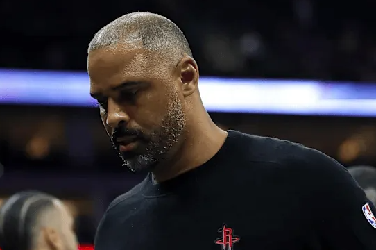 NBA常规赛，火箭经历加时赛以124-125惜败国王。
赛后，主教练艾米-乌度卡