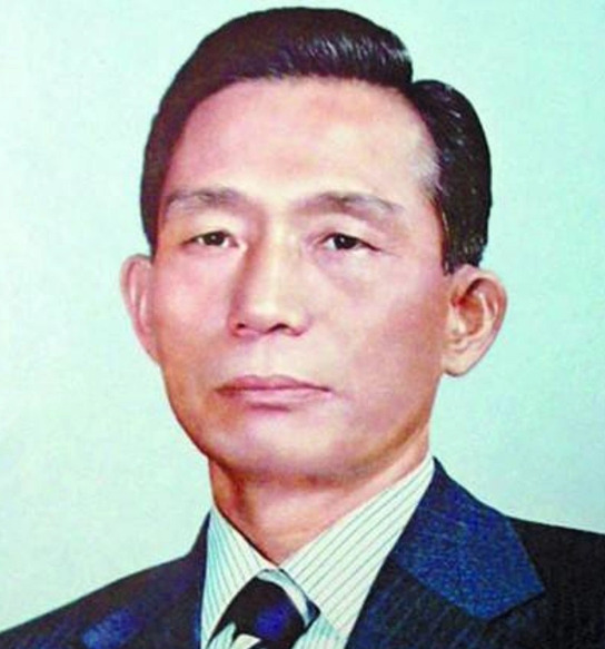 韩国总统吃饭时被枪杀











一场晚餐，几个男人，谁也没想到，这顿
