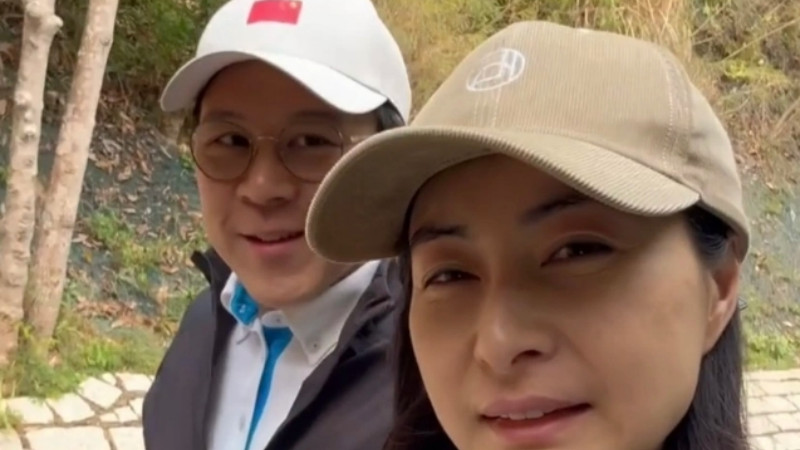 郭晶晶带2娃爬山，网友：穿着朴素衣服，但却光芒四射！