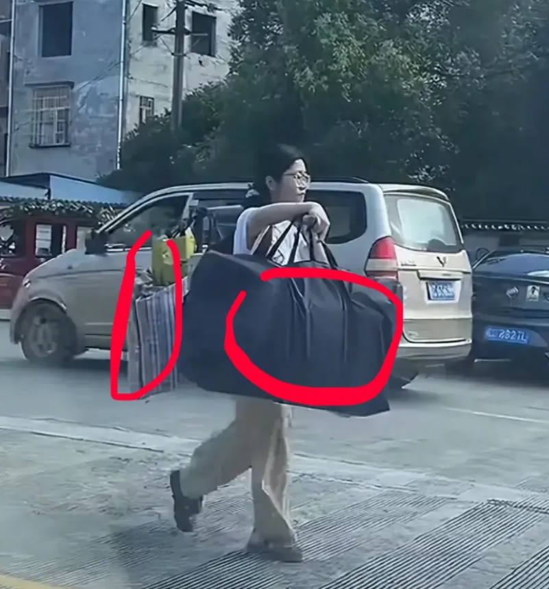 仔细看了桂林“扁担女孩”的三个细节，才知道她为什么会火：

第一，她甚至连一个行