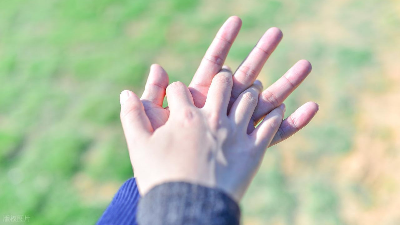 掀翻桌子的妈妈，承认错误的爸爸，一个家庭的破裂，受苦的是孩子