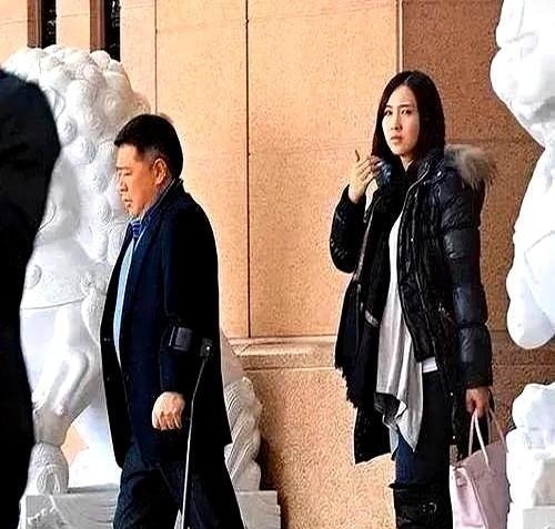 家人们谁懂啊！
在香港西半山兰心阁买咖啡时，差点把美式泼在限量款包包上！
当时正