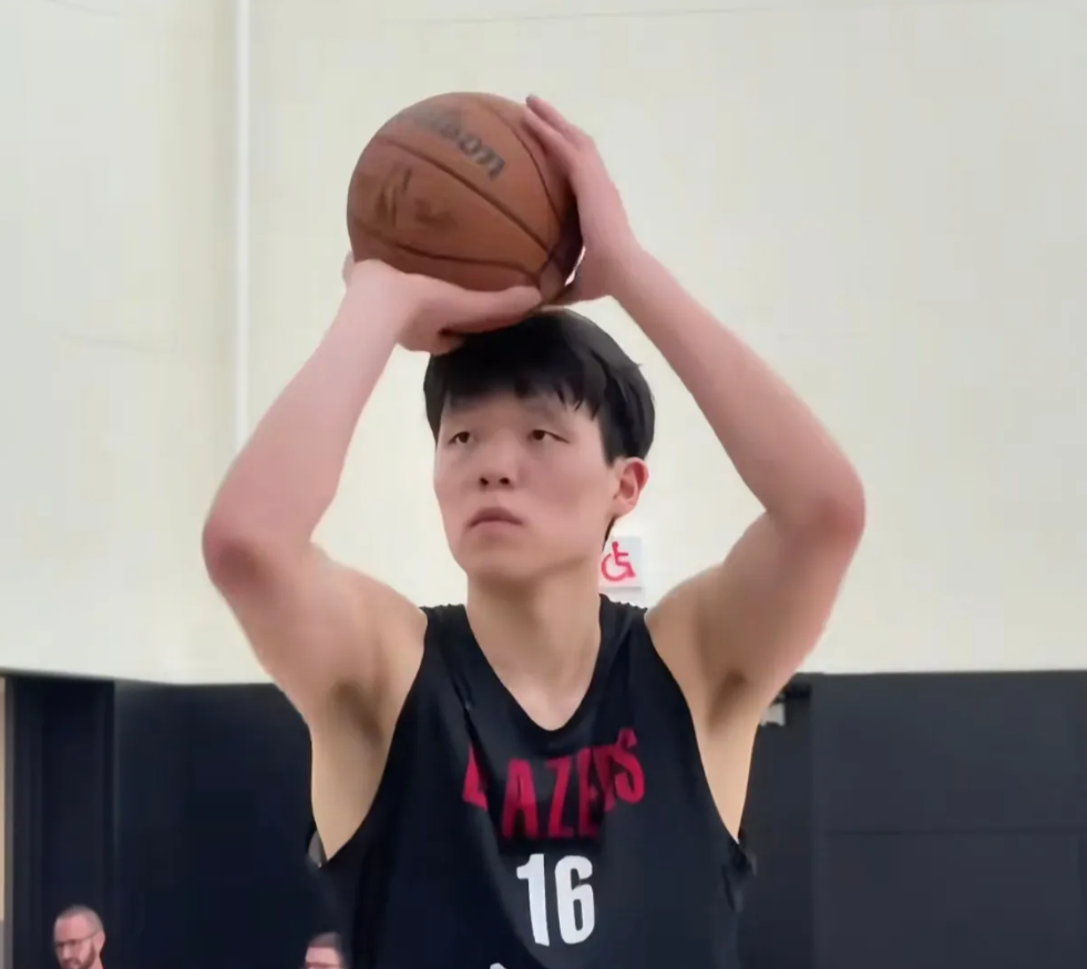 ESPN专家评价杨翰森前三场夏季联赛:他就是场上的指挥家

“第一次，我都不知道