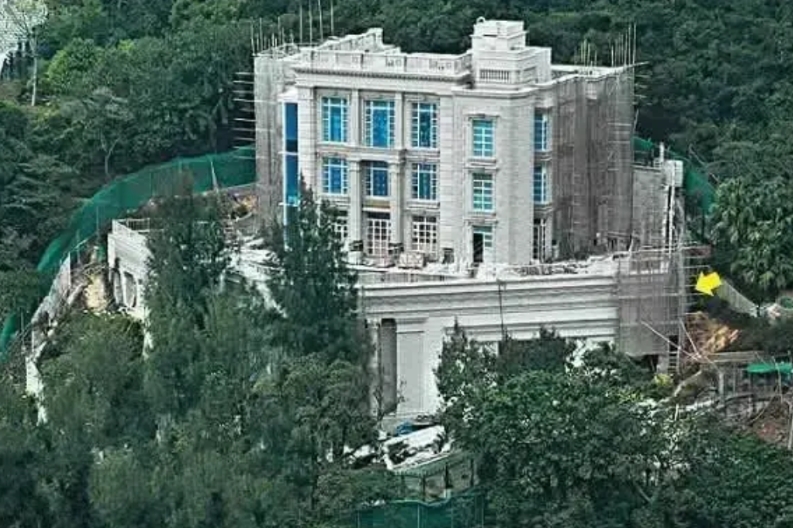 这座豪宅可不是普通豪宅，李嘉诚将这座50亿豪宅修成“军事基地”，豪宅大门采用了的