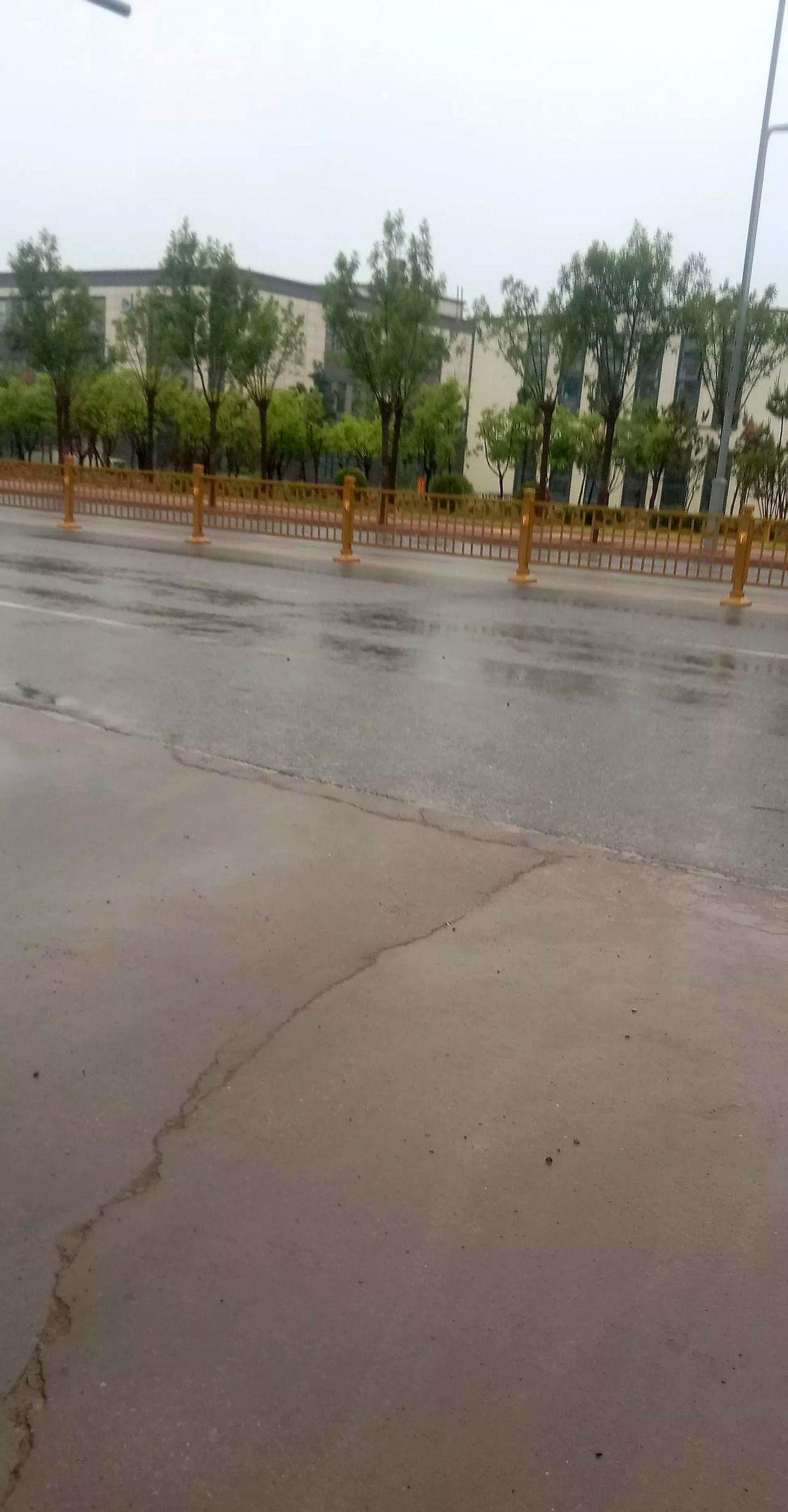 大烟台又下雨了，从作天傍晚开始小雨一至下，到今早就结束了。
这雨下得跟闹着玩儿似