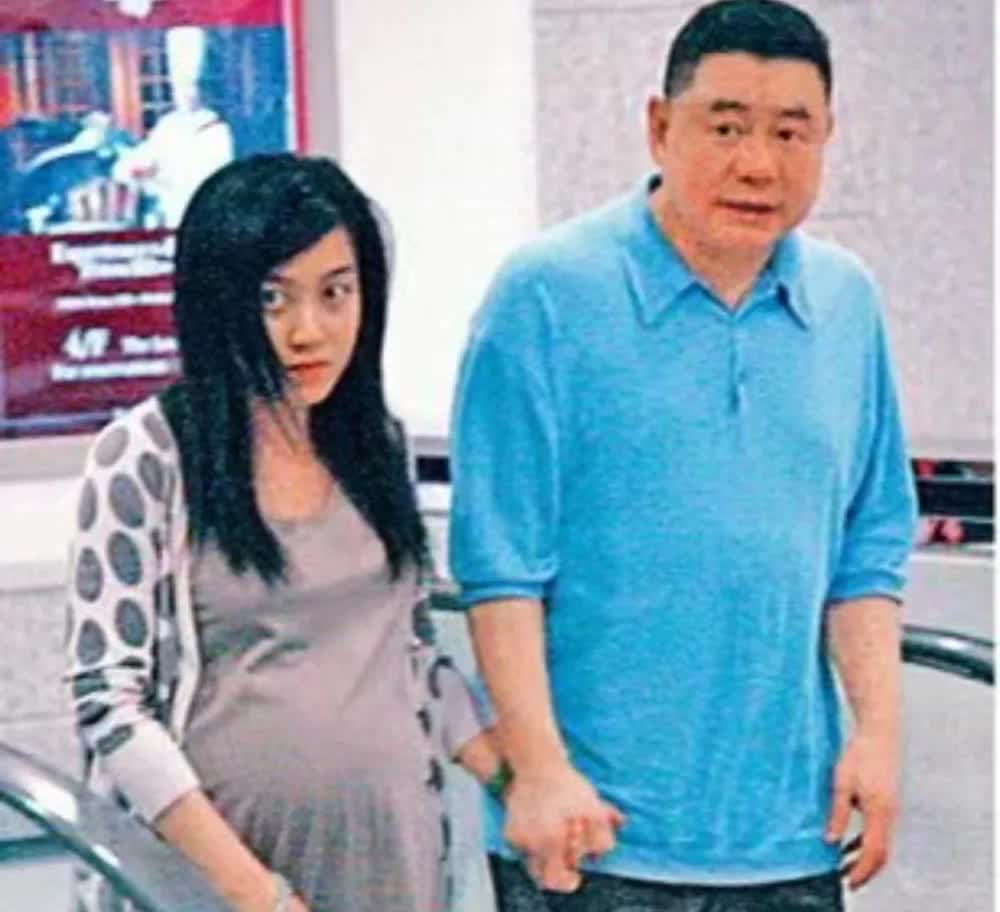 这或许是甘比这辈子最想删掉的照片！10年前孕后期的甘比拎着十几万的爱马仕，和普通