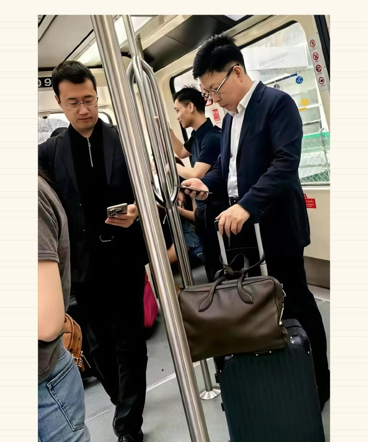 有网友坐飞机在摆渡地铁上恰巧遇到了余承东和何刚，要是你们碰上的话，你会和他俩说啥