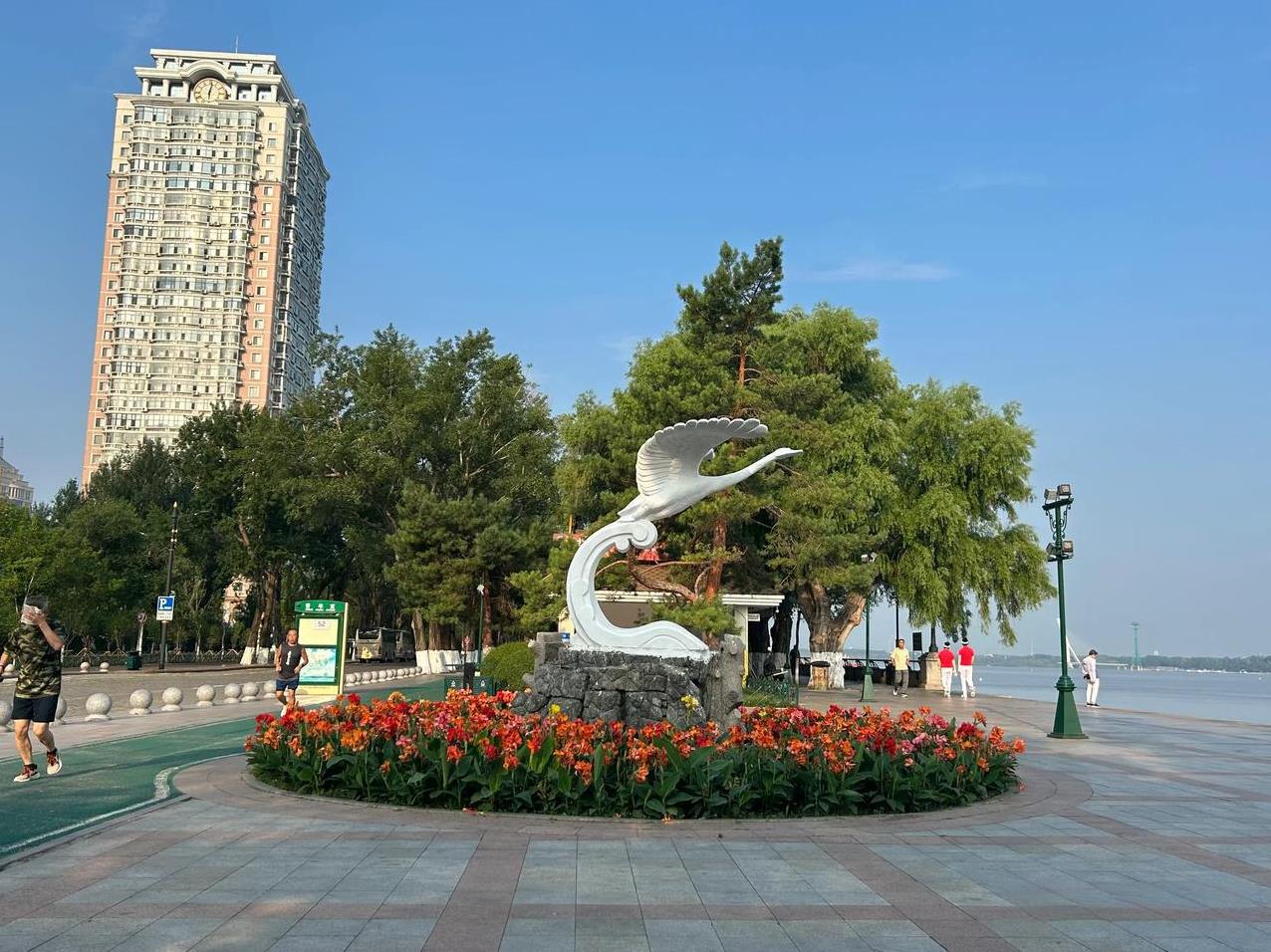 早晨起来很早，出来得也很早，沿着水边走了几步，感觉气压很低，天很潮，很闷，身心压