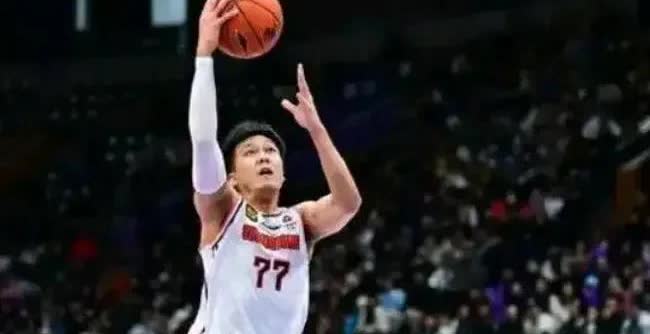 拼出来的百万合同！北控抢广东防守悍将

近日媒体透露，拼了一个赛季的黄荣奇，