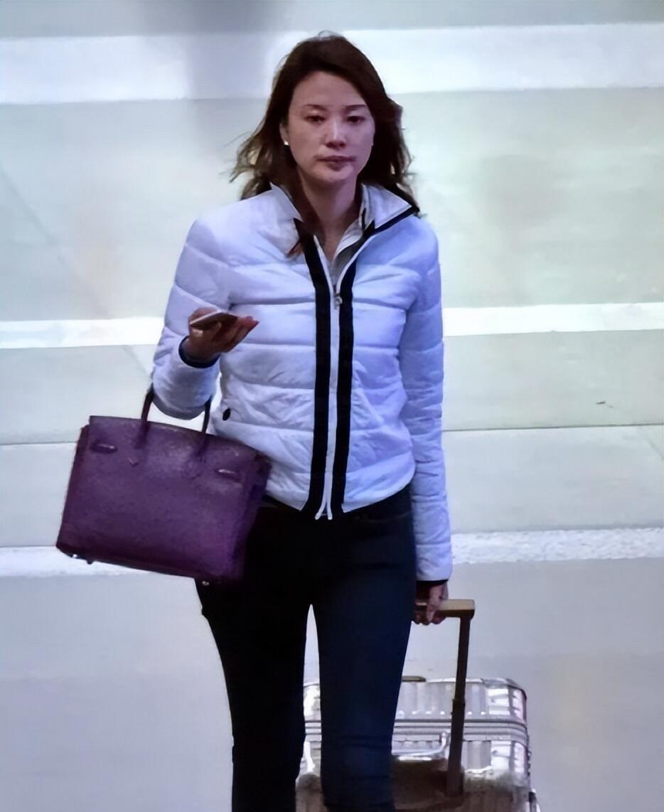 原来央视的女主持人也这么普通，并不像在网上看到的那样漂亮，颜值断崖式的衰老。
台