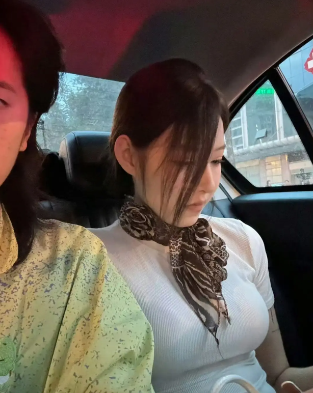 这就是故意拍给你看的。
