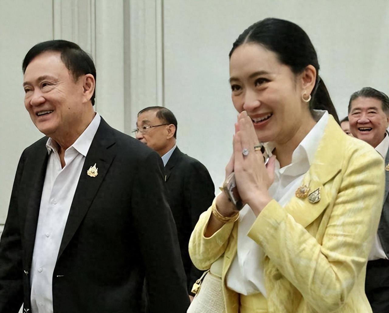 他信父女仍然被对手揪住不放！
22日，泰国学生人民改革联盟前往最高检察院，对他信