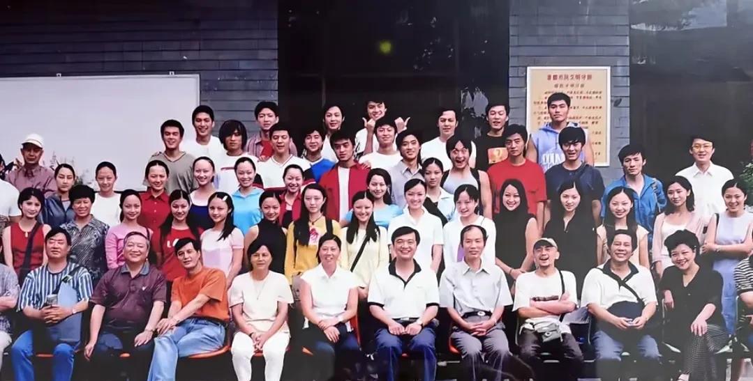北电01级高职班合影
这张照片是北电01级表演高职班的毕业合影。
这个班级堪称中