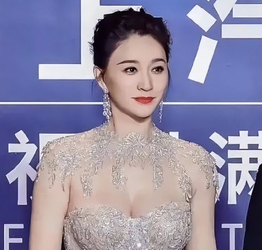 2010年，李小冉被前男友用一根带艾滋病体液的针管抵住了脖子，李小冉吓得失声痛哭