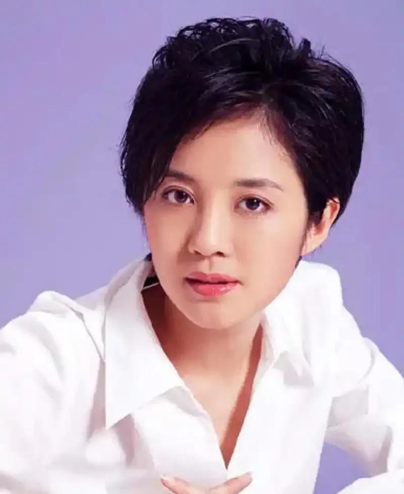 她曾被视为倪萍接班人，风光无限，却因插足他人婚姻，用孩子“逼走”原配，被央视除名
