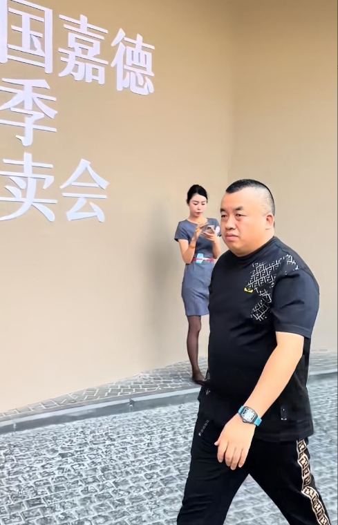 这年头有钱人的快乐咱是真想象不到。

河南信阳出了个传奇人物，江湖人称"北京坤哥