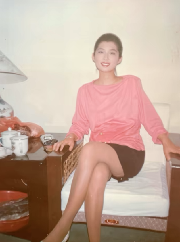 我妈:你别天天穿丝袜出去玩出去拍照，像什么样子?
而她年轻时也是这样穿啊