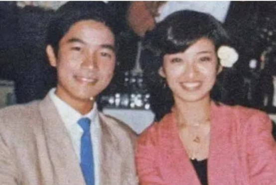 1980年，陈百强站在了他一生中最激动的时刻面前——他终于见到了自己的偶像，山口