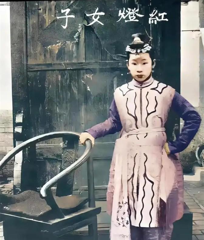 1900年，“黄莲圣母”不幸被八国联军抓获，联军对她所谓的“法术”充满好奇，对她