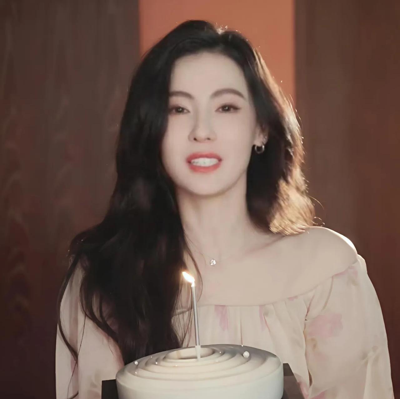 又是一年，
张柏芝再一次如约为周星驰庆祝生日。
他俩之间亦师亦友，他可以算是带她